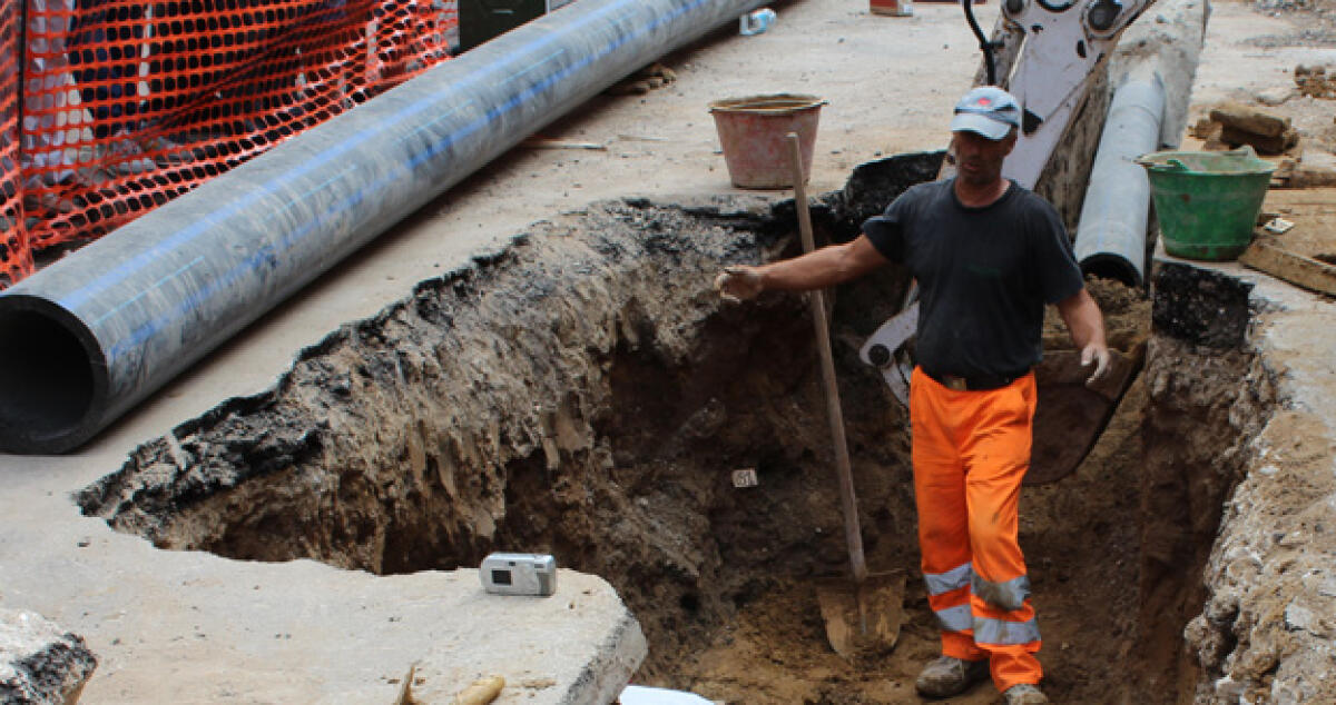 Strade allagate e cattivi odori, Caltaqua non risponde e via Venezia è un caso -