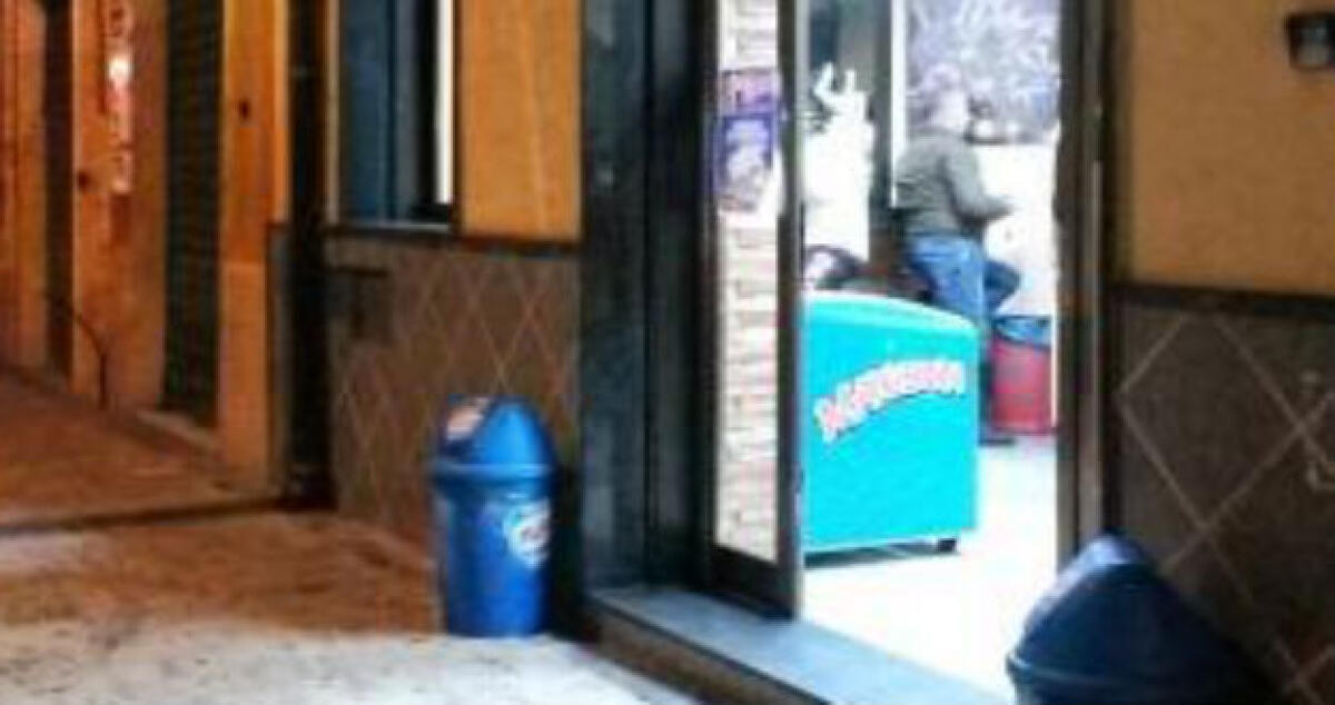 Fuoco alla pizzeria 567 di corso Salvatore Aldisio, colpita nella notte la saracinesca - 