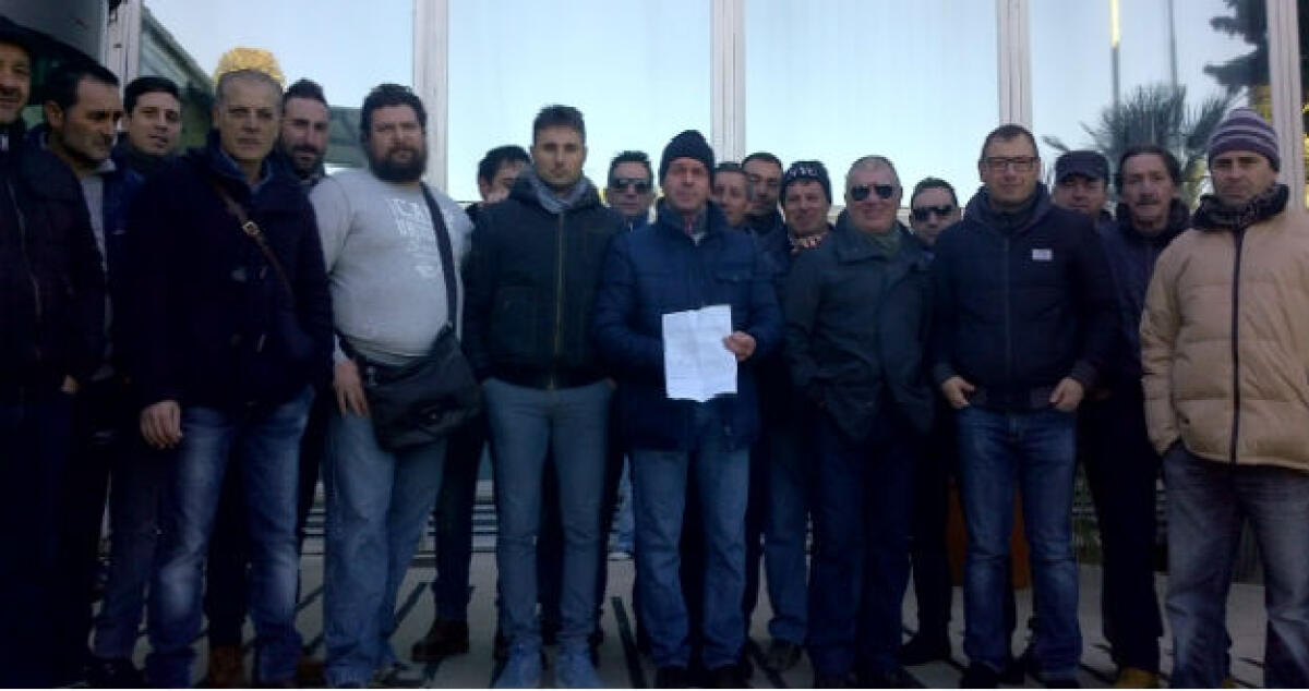 Da 4 mesi senza stipendi, gli operai Eurocoop negli uffici Eni: sì ai pagamenti - 