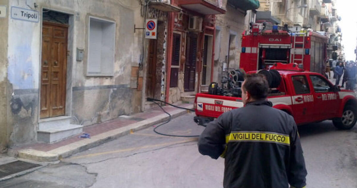 Le fiamme distruggono un'abitazione in via Tripoli, rogo partito da un corto circuito -