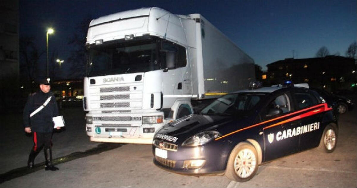 Un controllo sul suo camion e lui minaccia i carabinieri: "Toglietevi o vi travolgo!" -