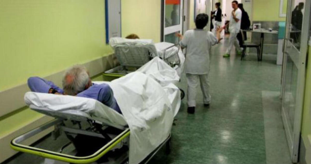 Violenta lite tra familiari nei corridoi, la polizia arriva alla clinica Santa Barbara - 