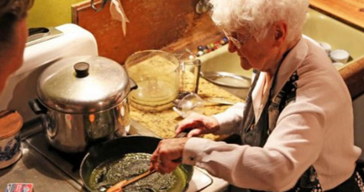 Nonna Marijuana diventa star del web con dolcetti e pollo alla cannabis «Macchè droga, sono piatti curativi» - 