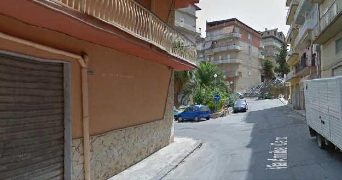 Incendio nel rione Baracche, bruciata l'auto di un bracciante agricolo romeno - 