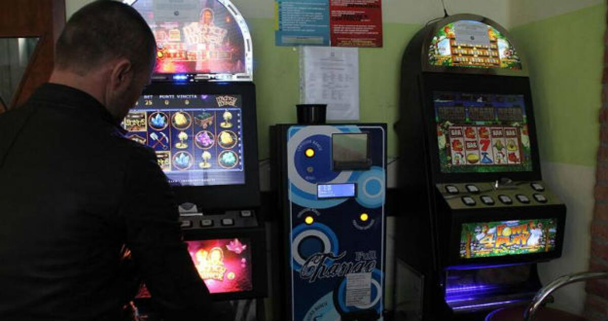 Un click e le macchinette diventavano slot illegali: la titolare di una sala a giudizio -