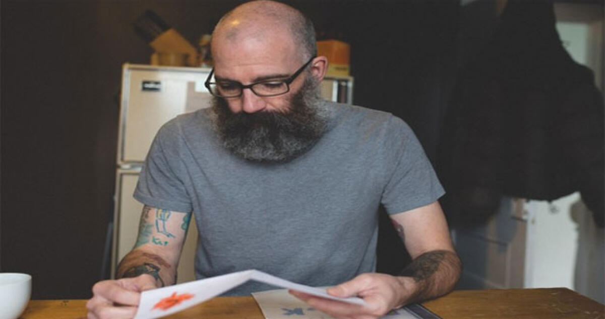 Il papà si tatua i disegni del figlio: Quando l’album dei ricordi è sulla pelle -