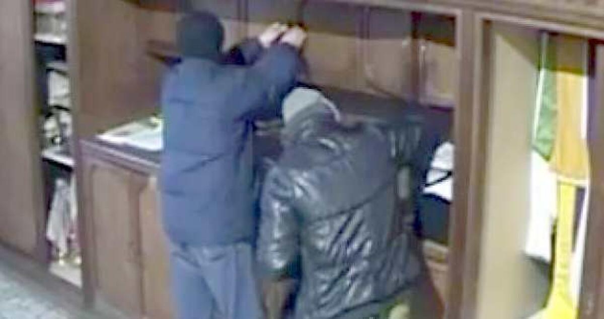 Ladri senza freni, prete derubato mentre dice messa la domenica mattina -