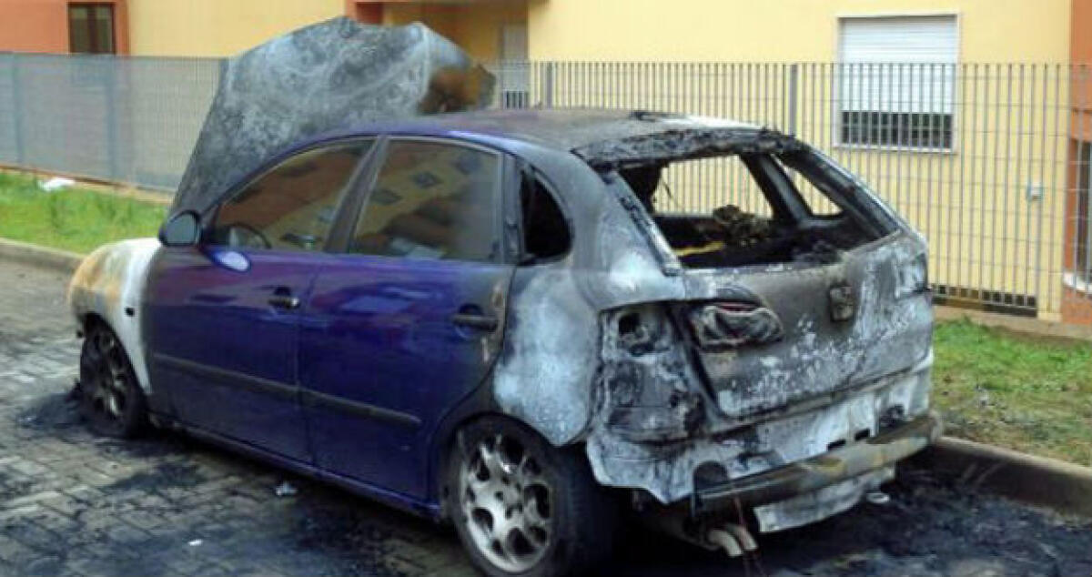 Le fiamme distruggono una Seat Ibiza, la vettura apparteneva ad un pensionato - 
