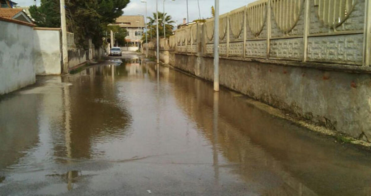 Acqua "alta" a Roccazzelle, residenti esasperati: le piogge invadono la zona -
