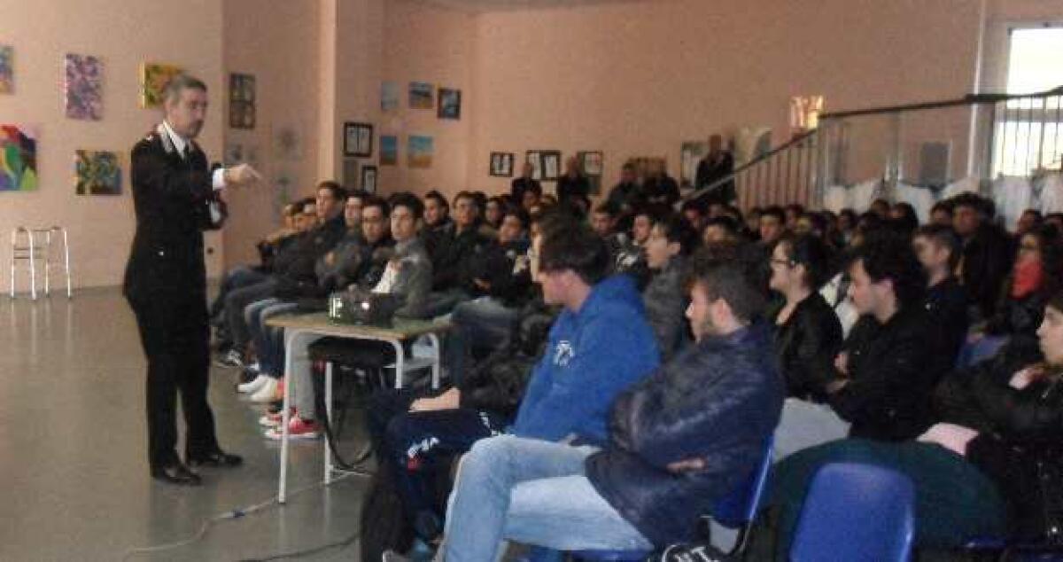 A lezione di legalità in classe al Majorana con il maggiore dei carabinieri Marra - 