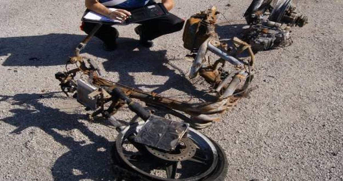 Doppio rogo nella notte, in fiamme un'auto ed uno scooter - 