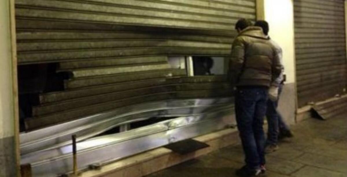 Colpo all'outlet Siciliano, i ladri arrivano di notte: la merce portata via su un'auto -