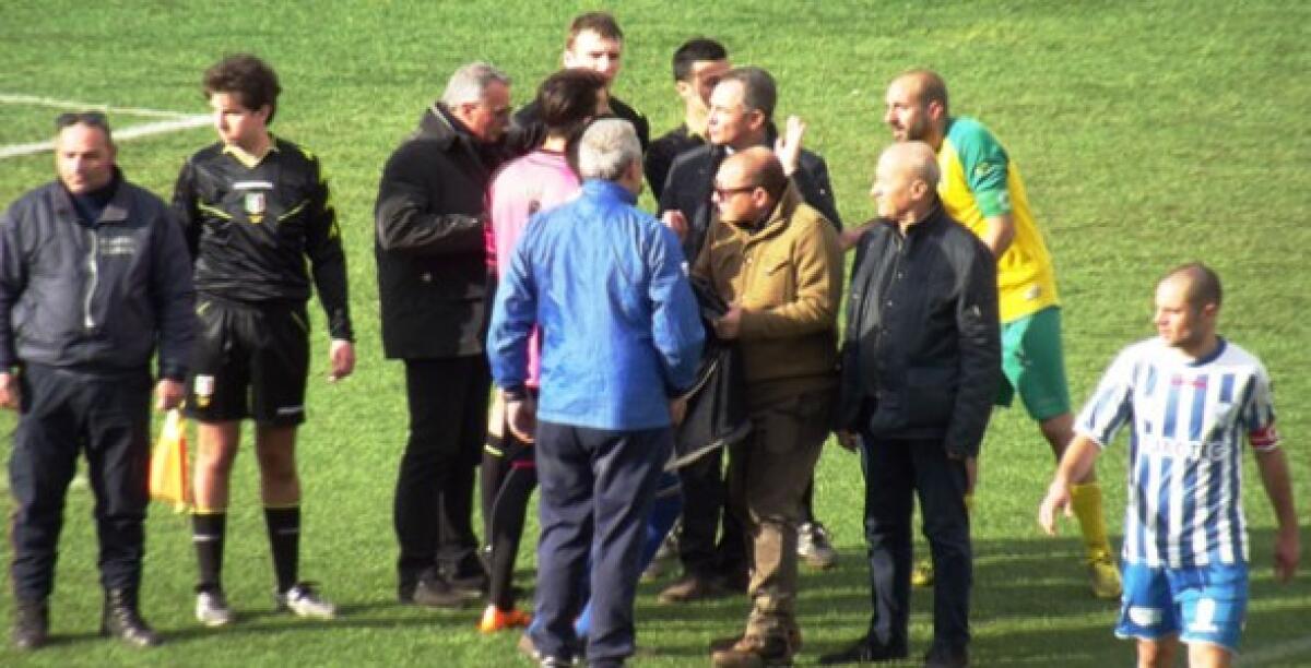 Gela stoico, vince in 8 contro 10: arbitro sotto accusa e caos in campo - 