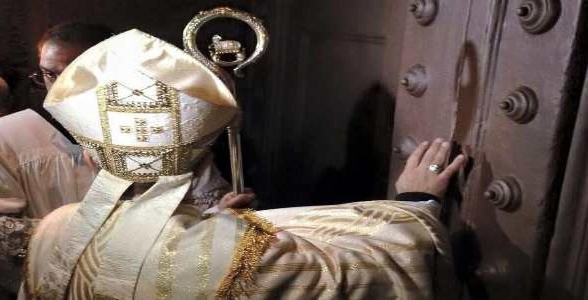 La Cattedrale restituita al culto, il vescovo riapre la grande porta della Chiesa - 