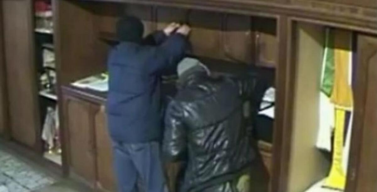 Si confessava per poi razziare le chiese della città: accuse contro il ladro seriale - 