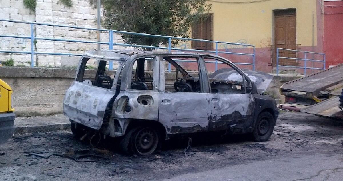 Incendio a Sant'Ippolito, le fiamme nella notte hanno colpito una Fiat Multipla -