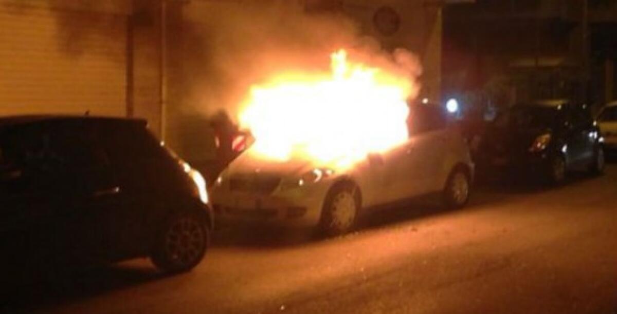 Le fiamme distruggono un'auto a San Giacomo, rogo nel cuore della notte -