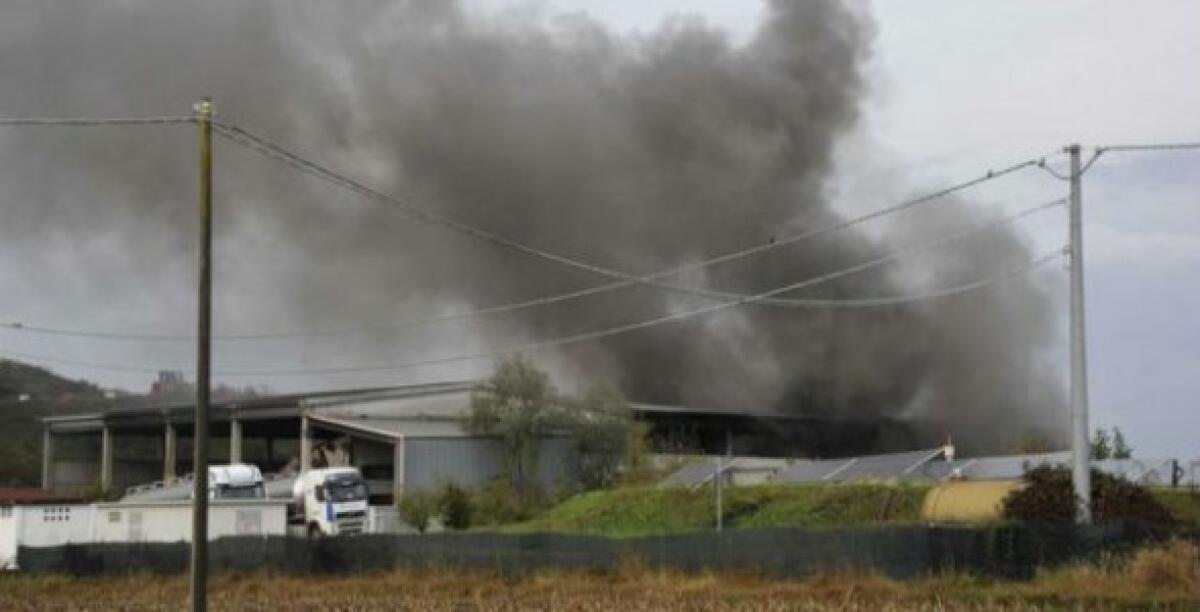 Plastica e rifiuti in fiamme, campagne devastate: "Dov'è l'Arpa? Sono reati!" -