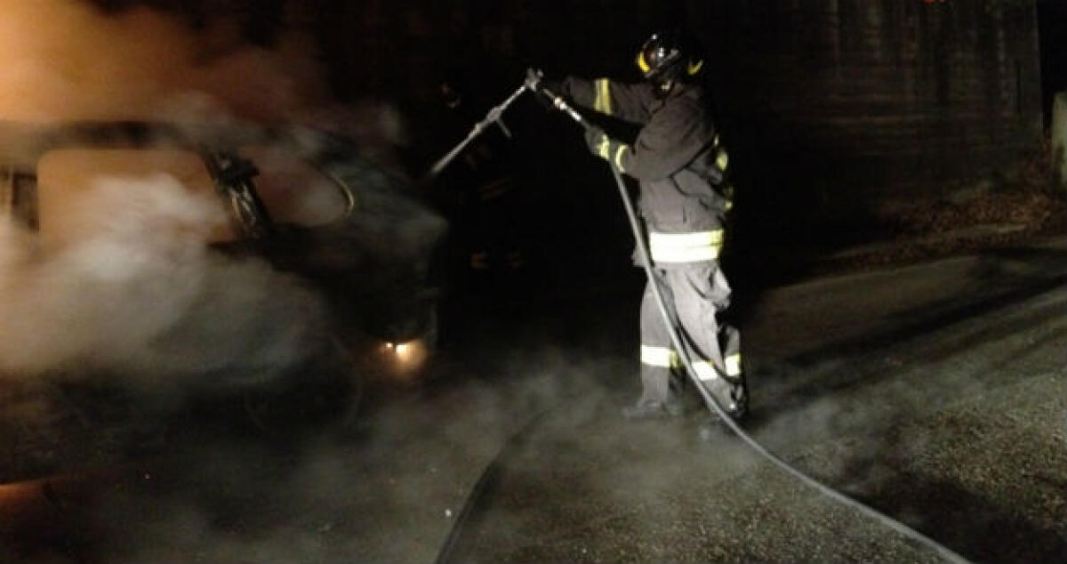 Auto incendiata davanti ai pub e bar del Lungomare nel cuore della notte -