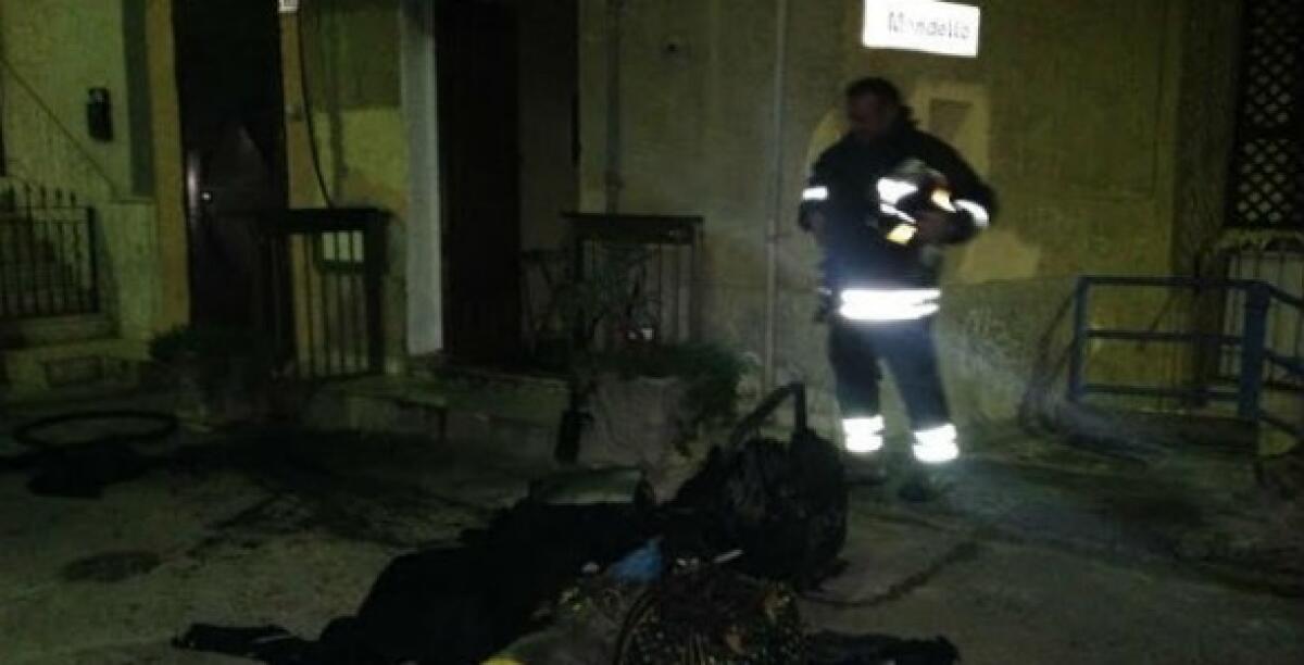 Le fiamme divampano in via Sicilia a Carrubbazza, distrutto un appartamento - 
