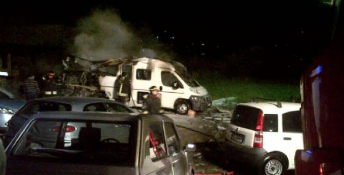 Fiamme ad un camper in via Taranto, esplode una bombola: paura tra i residenti - 