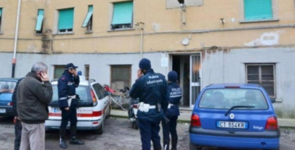 Vivono da anni in quello stabile, per le Ferrovie sono abusivi: 22 a processo - 