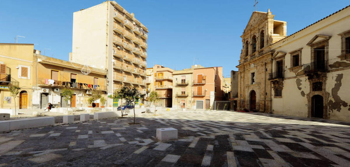 Attenzione ai cittadini indisciplinati, controlli e multe per chi getta i rifiuti fuori orario - Piazza Salandra