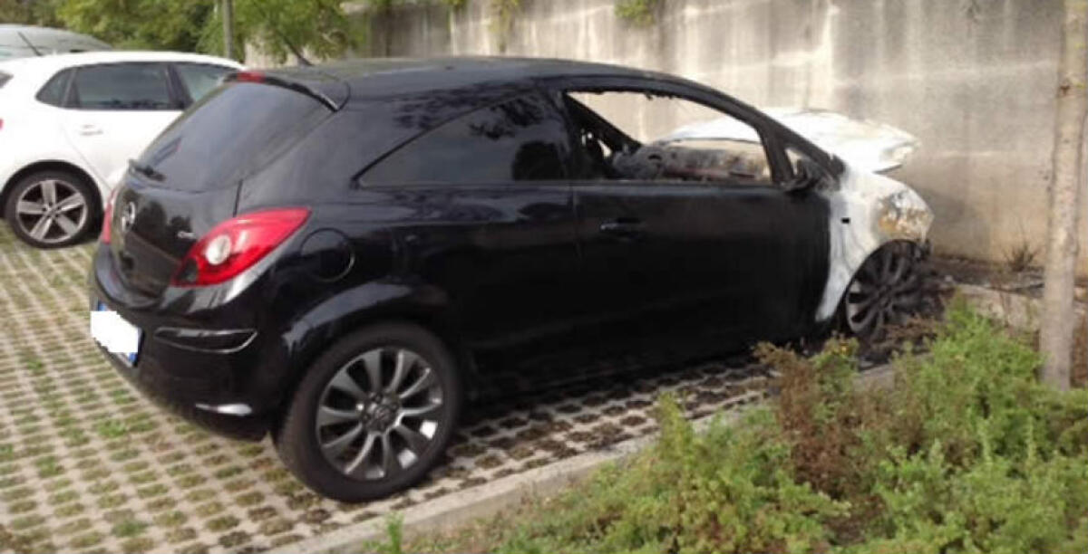 Aumentati i controlli ma gli incendiari colpiscono ancora, distrutta l'Opel di una giovane infermiera - 
