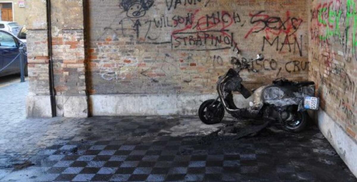 Incendiata una vespa alle 11 di sera in via Polluce, nel rione Marchitello - 