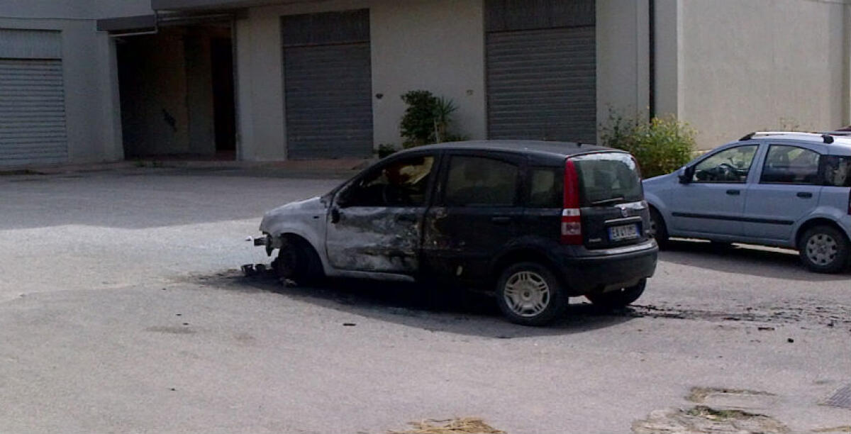 La giunta si riunisce per l'emergenza incendi ed a Scavone appiccano il fuoco ad una Panda - 