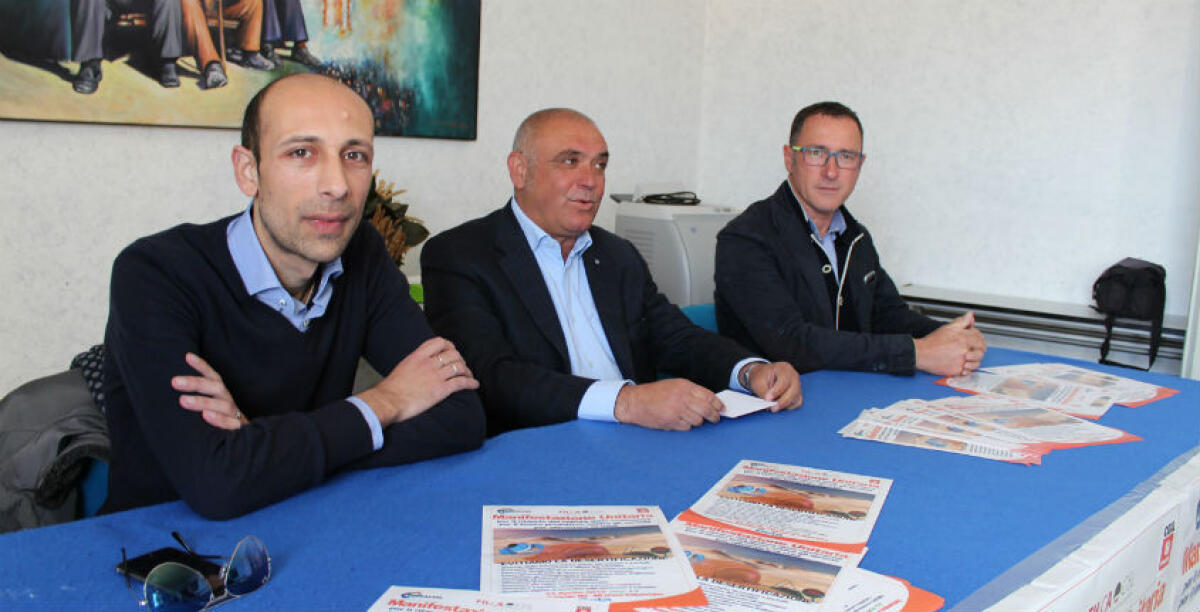 Edilizia...anno zero, "siamo davanti a un tracollo": i sindacati protestano allo svincolo fantasma - 