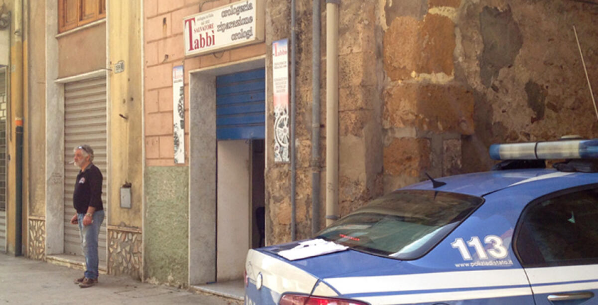 Ladri in azione al centro storico, presa di mira l'orologeria Tabbì -