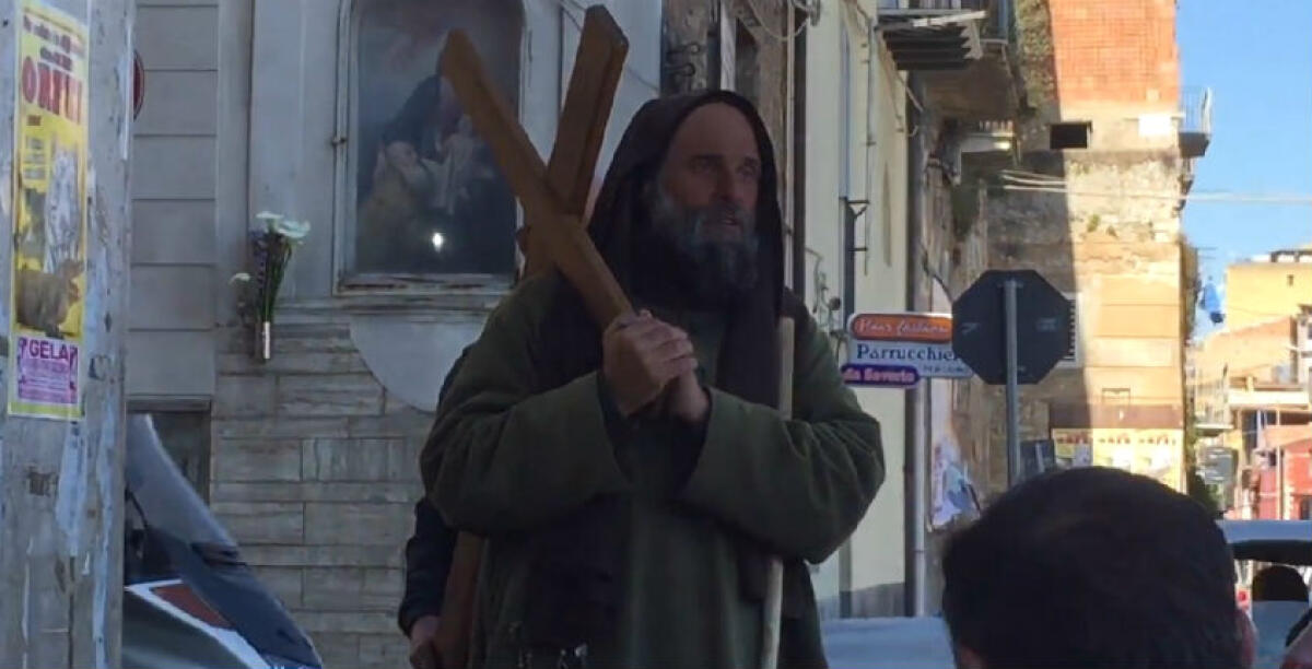 A piedi e con una croce in spalla, la moderna via crucis di Biagio Conte: "Costruite la pace!" - 