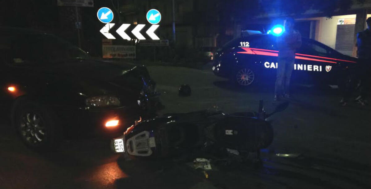 Un'Alfa 147 contro una Vespa, violento scontro in via Venezia: un uomo al Vittorio Emanuele -