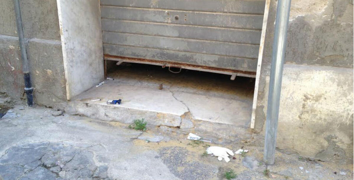 Un garage abbandonato e siringhe sparse a poca distanza da una scuola, accade nel centro storico -