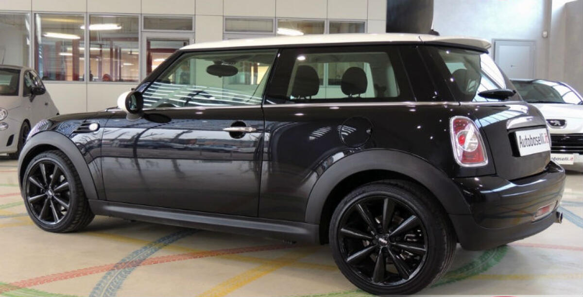La Mini Cooper da 30 mila euro acquistata con firme false, c'è la prescrizione per una guardia giurata -
