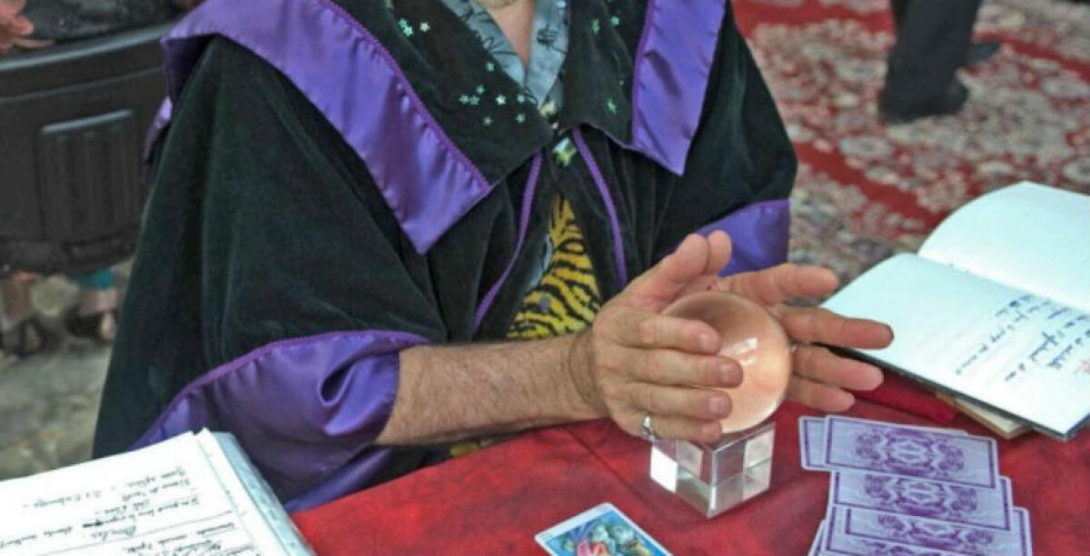 "Ho perso 2 mila euro", accuse contro un mago: minacciò l'ex della cliente - 