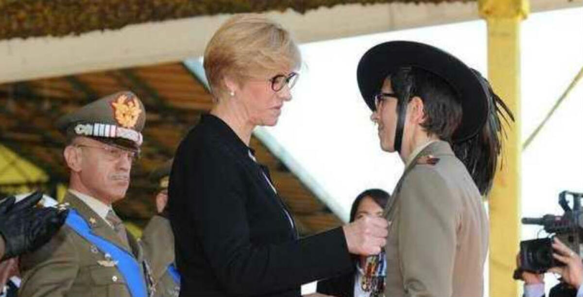 Ferita in Afghanistan, Monica Contrafatto è la prima donna a ricevere la medaglia d'oro -