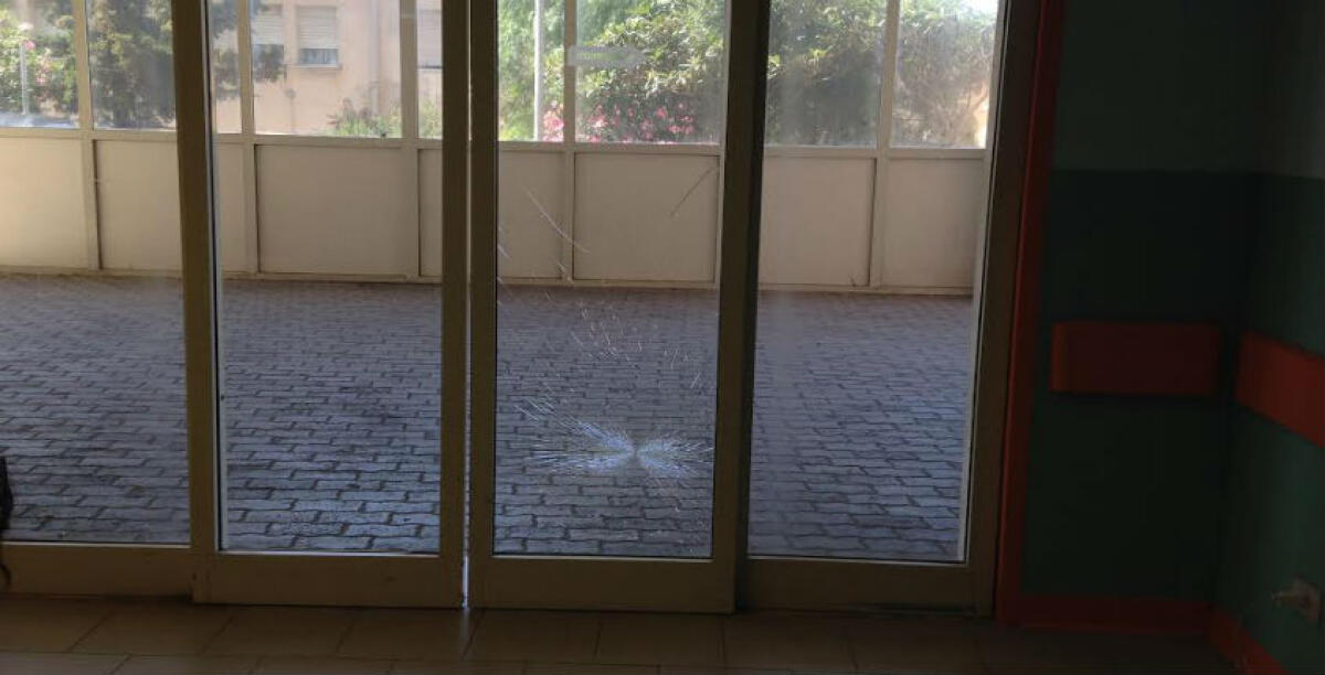 Si affrontano nella sala d'attesa del pronto soccorso, violenta rissa nella notte: un vetro in frantumi - 