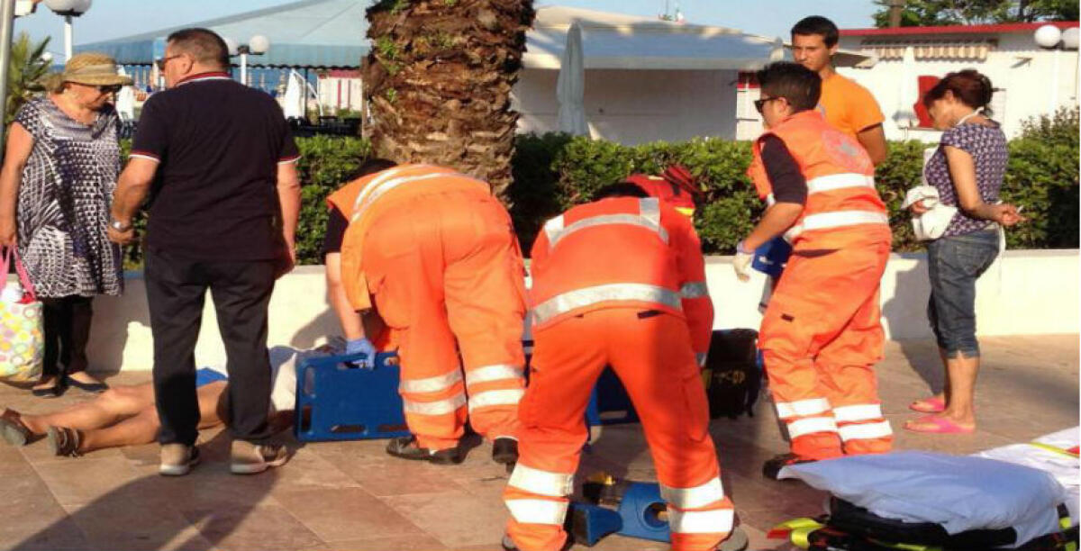 Precipita dal secondo piano e finisce dentro il cassone di un camion, ferito un operaio edile - 