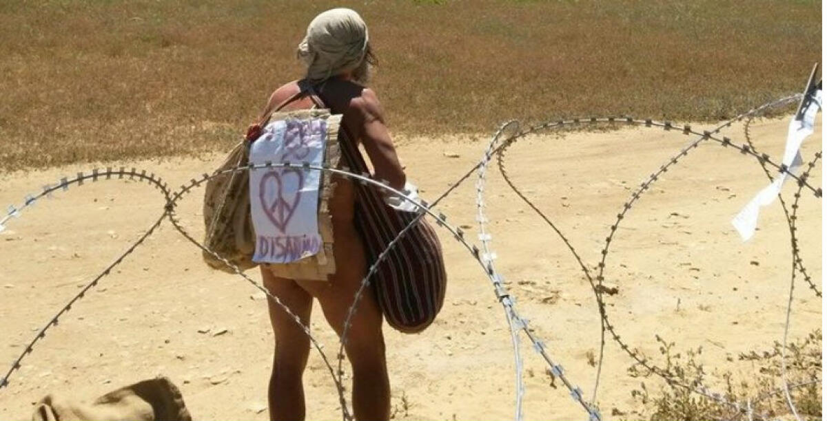 "Violata" la base Usa di contrada Ulmo, il pacifista Vaccaro nudo contro le antenne Muos -