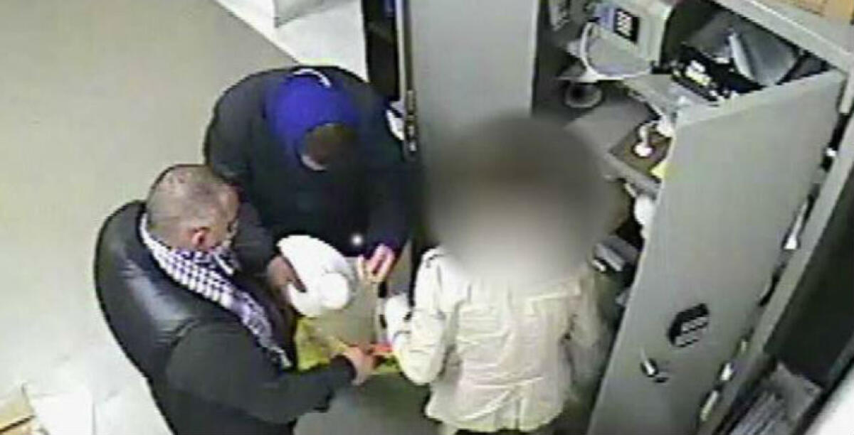 Collane e gioielli portati via dall'appartamento di una donna, due minori nel gruppo che colpì -