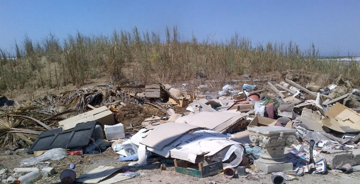 Rifiuti speciali e inerti sversati senza autorizzazioni, una vasta discarica in contrada Palladia -