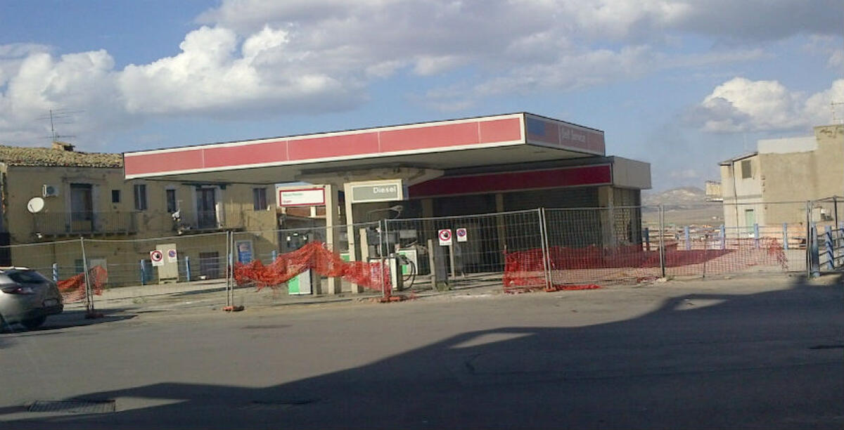 Addio alla stazione di servizio Esso, il Comune si riprende l'area: l'ex titolare, "troppe anomalie" -