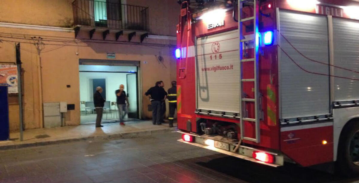 Le fiamme colpiscono un comitato elettorale, rogo nella sede di un candidato del Megafono - 