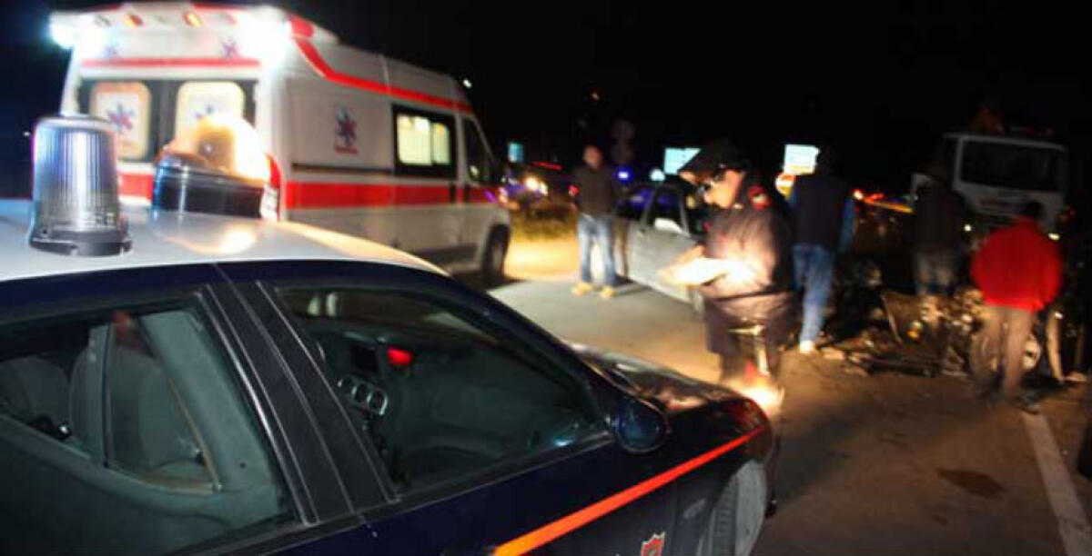 Due fratelli si affrontano sul lungomare, spunta una spranga: sfondato il vetro di un'auto - 