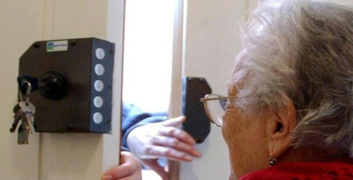 Finte assistenti sociali per raggirare gli anziani e derubarli, due donne evitano la condanna -