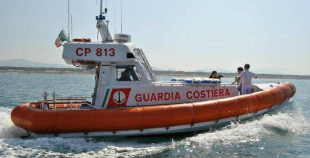 Prove antinquinamento...la capitaneria di porto in mare: simulata un'improvvisa emergenza -