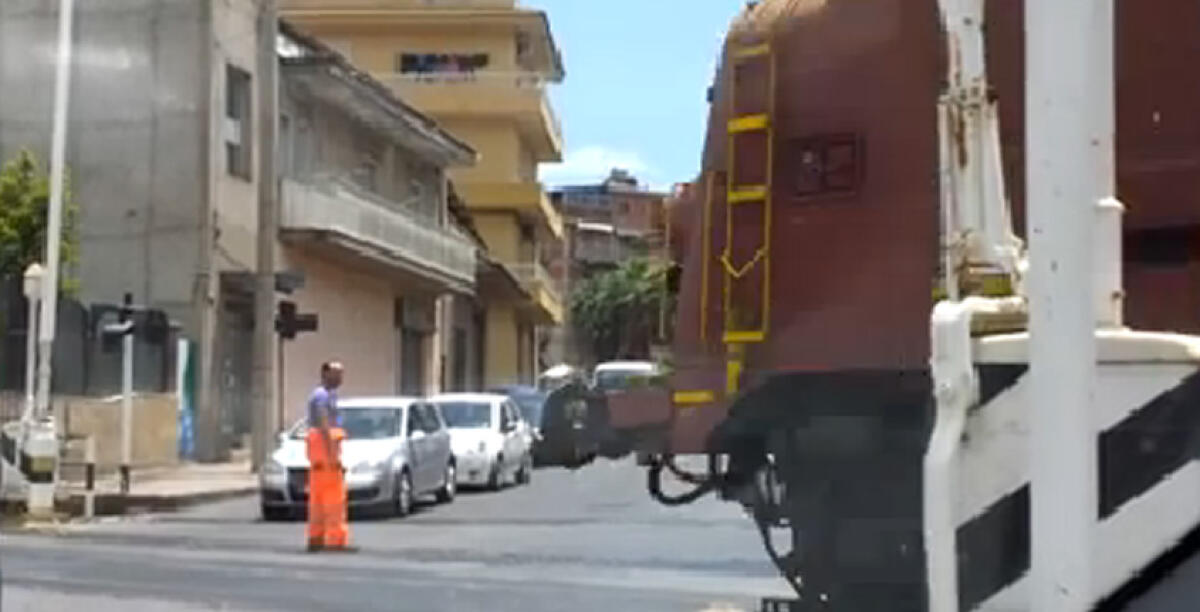 Via Butera shock, il passaggio a livello resta alzato con un treno merci in transito - 