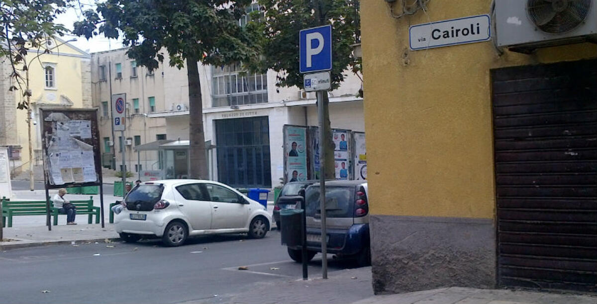 Danneggiamenti nel cuore del centro storico, colpito anche un dipendente comunale: i carabinieri in via Cairoli -